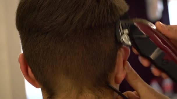 Barber Cuts Man Hair Clipper Close — Stock Video