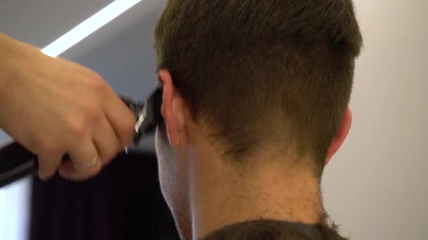 理发师把一个剪头发的男人剪得很近 — 图库视频影像