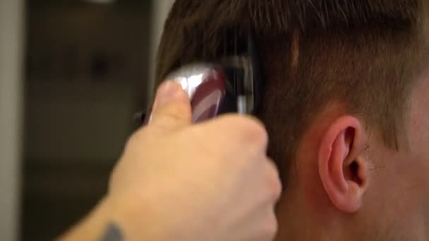 Friseur Macht Einen Haarschnitt Mit Haarschneidemaschine — Stockvideo