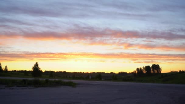 Pôr Sol Campo Estrada Com Carros Passando — Vídeo de Stock