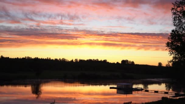 Bellissimo Tramonto Arancione Cielo Riflette Nel Lago Sullo Sfondo Della — Video Stock