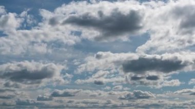 Mavi gökyüzünde yoğun beyaz bulutlar. Gökyüzü zaman dilimi.