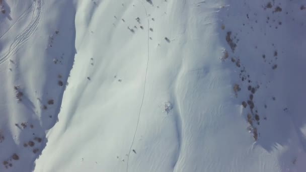 Vídeo Aéreo Panorâmico Montanhas Cobertas Neve Para Passeio Esqui Snowboard — Vídeo de Stock