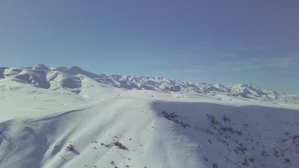 Vídeo Aéreo Panorámico Montañas Nevadas Para Esquí Snowboard — Vídeos de Stock