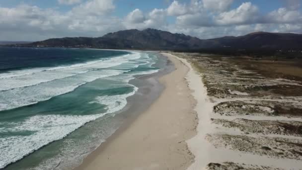 Vuela Sobre Playa Ondulantes Olas Del Día — Vídeo de stock