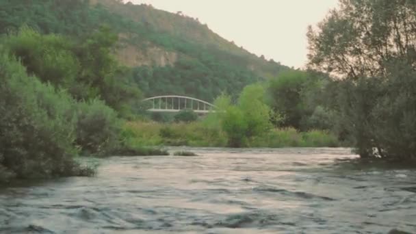 Puente Termal Exterior Del Oriente Sobre Río — Vídeo de stock