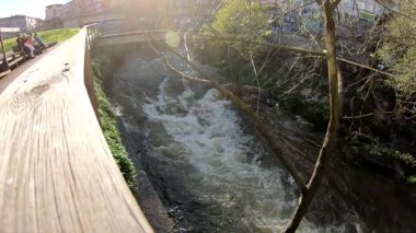 Yavaş hareket nehir su güneşli gün