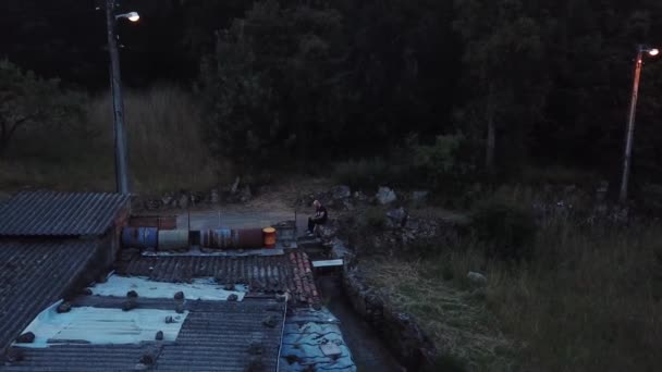 Montagne Faible Lumière Avec Homme — Video