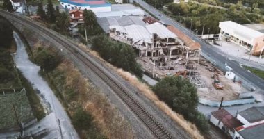 Bina yıkılmış Tren demiryolu ve karayolu arasında