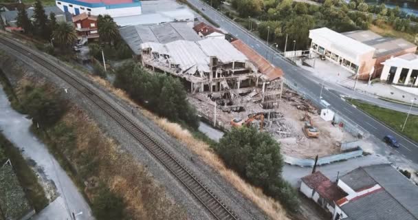 CONSTRUCCIÓN EN RUINAS ENTRE EL FERROCARRIL Y LA CARRETERA — Vídeo de stock