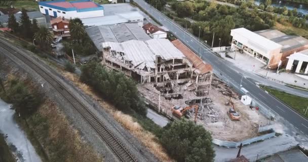 Épület, a romok között a vonat vasúti és közúti — Stock videók