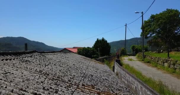 Das alte Dach eines Dorfes — Stockvideo