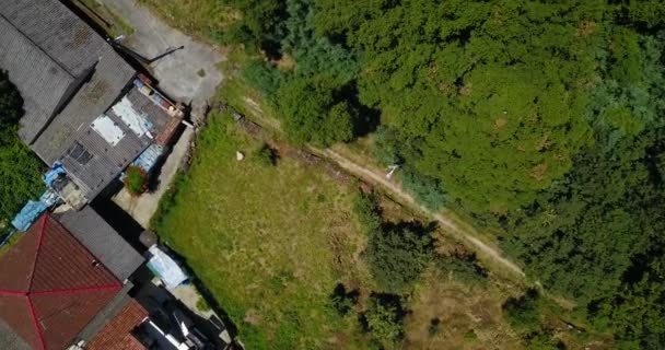 DESCENDRE AU MOYEN D'UN VILLAGE 