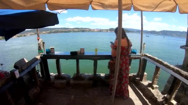 Ella Está Usando Smartphone Frente Del Mar — Vídeo de stock
