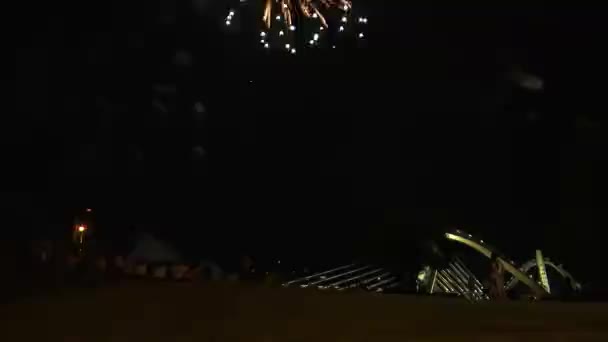 Feuerwerkskörper mit Menschen — Stockvideo