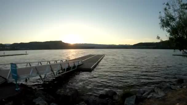 SUNSET NO LAGO COM O TEMPO DAS PESSOAS — Vídeo de Stock