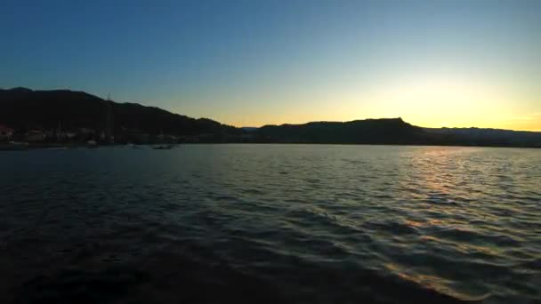Sonnenuntergang im See mit Schiff — Stockvideo
