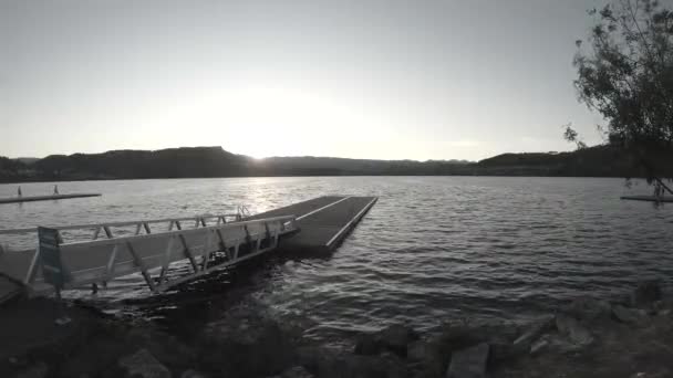 Západ slunce na jezeře s lidmi — Stock video