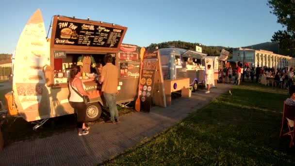 TRUCKS ALIMENTARIOS EN SUNSET CON PERSONAS — Vídeo de stock