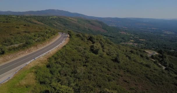 Montaña Verde Cielo Azul Con Carretera — Vídeo de stock