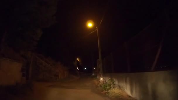 Conduire à travers un tunnel la nuit 