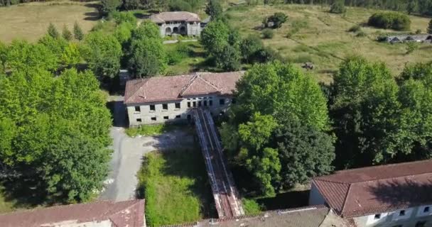 Bir eski terk edilmiş Manicomy Toén, Galiçya uçan — Stok video