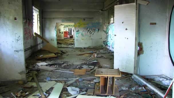 INTERIOR DE UNA VIEJA MANICOMÍA ABANDONADA EN TOEN, GALICIA — Vídeos de Stock