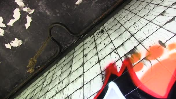一条管道在一条被丢弃的走廊上的悬挂绳索 — 图库视频影像
