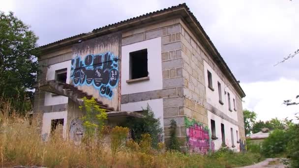 EDIFICI DI UNA VECCHIA MANICOMIA ABBANDONATA IN TOEN, GALICIA — Video Stock