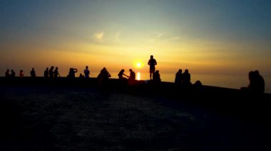 İnsanlar gün batımını izliyor