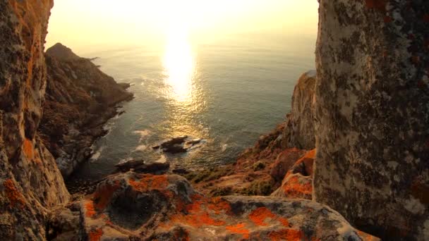 岩の間の海の夕日 — ストック動画