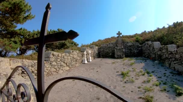 PEQUEÑA CEMETERÍA EN EL BOSQUE — Vídeo de stock