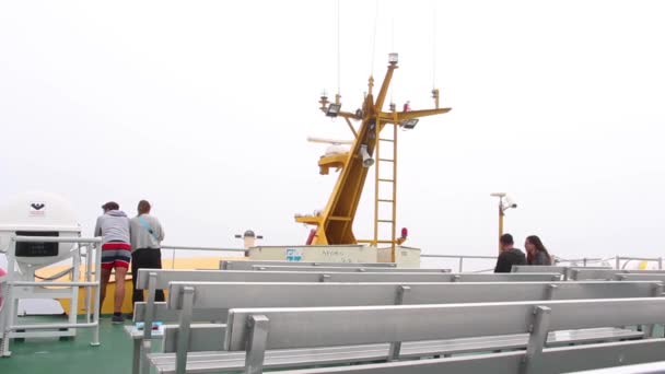 Gente en el barco con fog — Vídeos de Stock