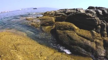 Deniz ve kayalar