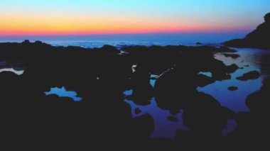 Kayalar denize sıfır gün batımı