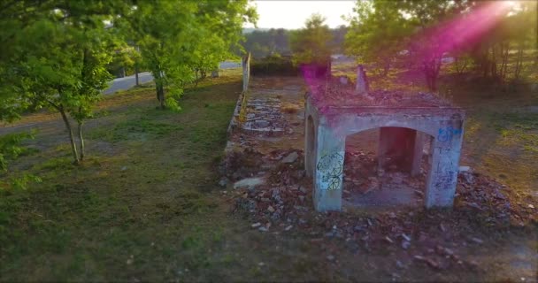 旧建筑在废墟中的倾斜移位 — 图库视频影像