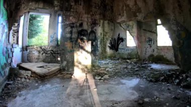 İçinde ise eski bir bina mahvetti.