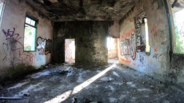 İçinde ise eski bir bina mahvetti.