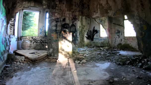 Innen, wenn ein altes, verfallenes Gebäude — Stockvideo