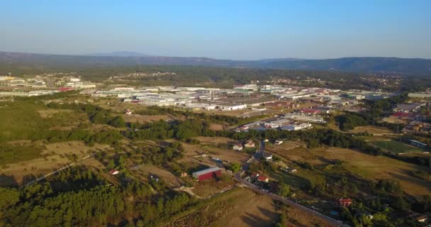 Luftaufnahme von Industrien, Häusern und Bergen — Stockvideo