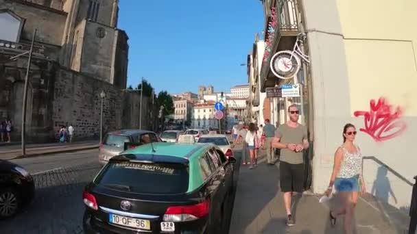 Lopen door de straat van Porto, Portugal — Stockvideo