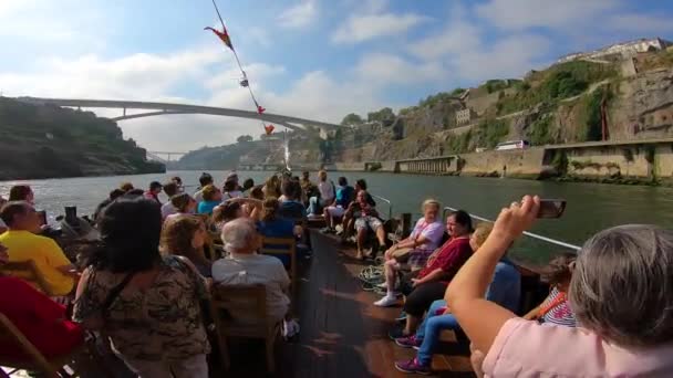 Os turistas em um barco atravessam o rio DOURO, PORTO, PORTUGAL — Vídeo de Stock