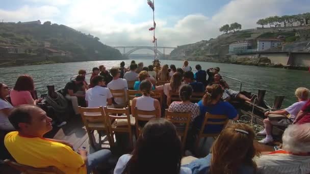Turisté v A lodí přes řeku Douro — Stock video