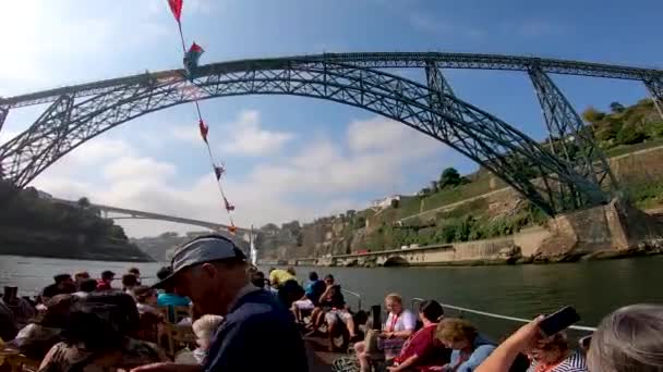 Turister i en båt över floden Douro närmar sig till San Juan Bridge, Porto, Portugal — Stockvideo