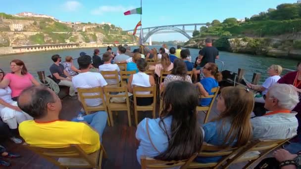 Turisté v A lodí přes řeku Douro — Stock video