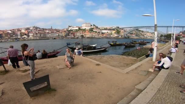 Porto von vilanova de gaia, portugal mit Touristen — Stockvideo