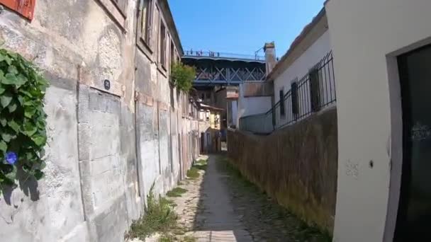 Zu Fuß durch senhora das verdades street, porto, portugal — Stockvideo