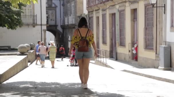 NIÑA EN GUIMARAS (PORTUGAL ) — Vídeo de stock