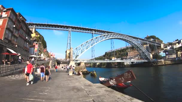 Luis I Bridge med turister — Stockvideo