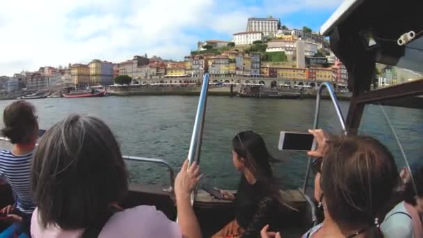Ribeira 从波尔图从一条船在杜罗河河与人 — 图库视频影像